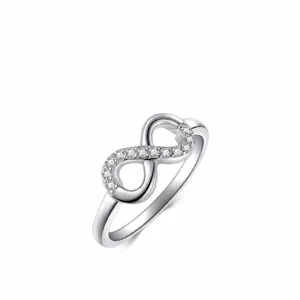 Bague cœur infini en argent sterling S925 avec zircons blancs sur fond blanc épuré