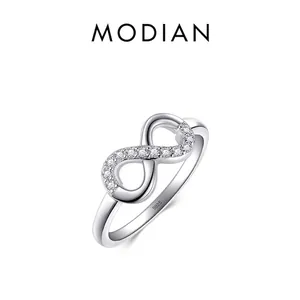 Anello cuore infinito in argento sterling S925 con zirconi bianchi su sfondo bianco