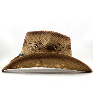 Détail du chapeau de cowboy en paille tressée avec motifs losanges et perles