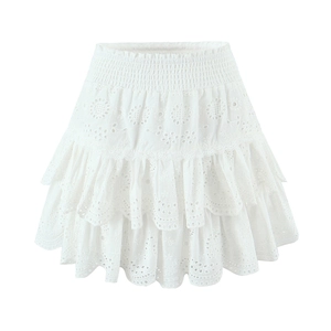 Witte gelaagde minirok met ruches, bloemenborduursels en elastische hoge taille