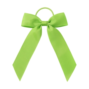 Détail d'un nœud papillon en ruban gros-grain vert vif avec élastique robuste
