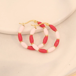 Créoles chic avec perles cylindriques roses et rouges et détails en métal doré
