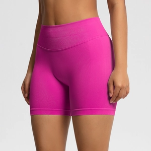 Détail de la taille haute côtelée et compressive du short de fitness rose sans couture