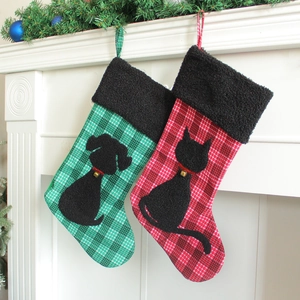 Chaussettes de Noël avec silhouettes chat et chien sur tissu à carreaux rouge et vert