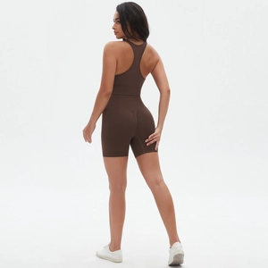 Dettaglio del set yoga marrone a vita alta con effetto modellante e top sportivo vogatore