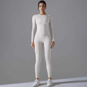 Vue complète de l'ensemble de yoga beige deux pièces avec haut à manches longues