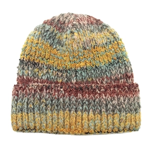 Gros plan d'un bonnet en maille épaisse multicolore avec texture de laine et bord plié