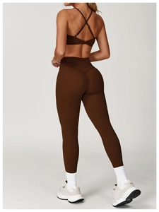 Vue détaillée du dos d'un ensemble de yoga marron avec soutien-gorge croisé et legging haut