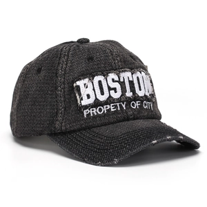 Détail de la broderie BOSTON et de la visière usée sur la casquette en denim noir