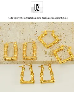 Détail de trois paires de boucles d'oreilles dorées géométriques avec texture bambou