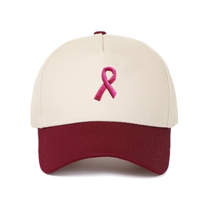 Detaillierte Stickerei einer rosa Schleife auf einer creme-burgunderroten Trucker-Cap