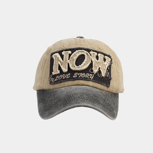 Detailaufnahme der khakifarbenen und grauen Vintage-Basecap aus Baumwolle mit NOW-Stickerei