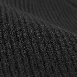 Berretto classico in maglia a coste nere con morbida trama termica per l'inverno all'aperto