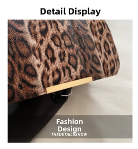 Dettaglio della borsa in pelle leopardata con eleganti finiture in metallo dorato