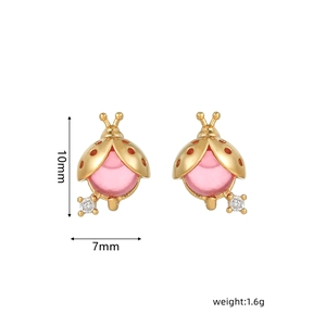 Vista detallada de pendientes de mariquita rosa dorados con dimensiones de 10 mm de altura