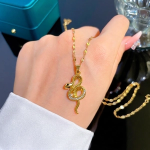 Collier serpent élégant en acier titane plaqué or 18 carats avec pavé de zircons brillants