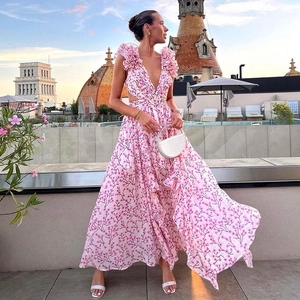 Dettaglio vestito floreale rosa con spacco volant e ritaglio in vita alla moda