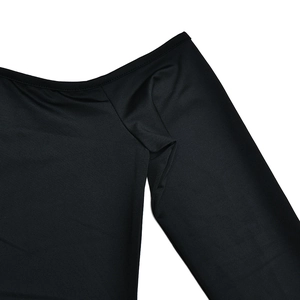 Detalle del vestido negro con hombros descubiertos mostrando textura elástica y pliegues