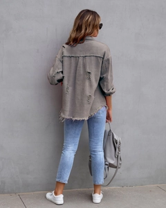 Nahaufnahme der Distressed-Denim-Jacke hinten mit Fransendetails und Texturen