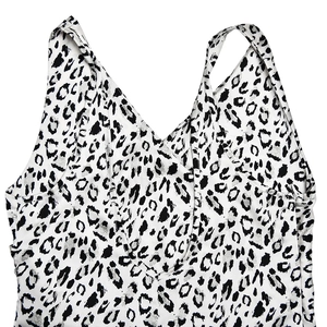 Détail du décolleté en V et imprimé léopard noir et blanc sur robe satinée