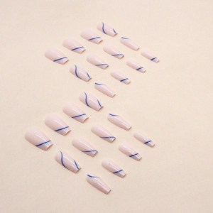 Faux ongles ballerine longs à lignes ondulées bleu marine sur base nude effet brillant