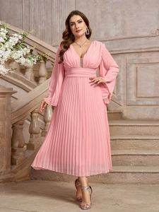 Elegante abito midi in chiffon rosa a pieghe con scollo a V e maniche lunghe
