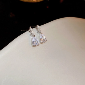 Boucles d'oreilles élégantes en zircon avec perles blanches et tiges en argent