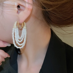 Vue détaillée des boucles d'oreilles à pampilles en perles multicouches avec zircon et or