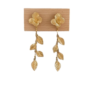 Boucles d'oreilles pendantes fleurs et feuilles dorées avec texture martelée style vintage