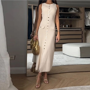 Détails de la robe midi en maille avec boutons métalliques décoratifs et tissu côtelé