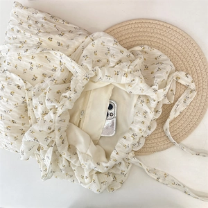 Détails de l'intérieur du sac en mousseline fleurie avec poche zippée et doublure