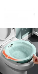 Détail d'un bain de siège vert menthe pour toilettes avec un bord large de 5 cm stable