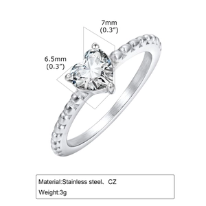 Vista macro dell'anello con cuore in zirconia e dettagli della fascia in acciaio inossidabile