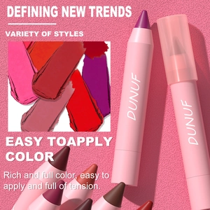 Nahaufnahme matter Lippenstiftstifte mit leuchtenden Farbmustern auf rosa Oberfläche