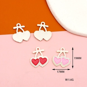 Detailed view of heart-shaped cherry charms with size dimensions and weight in 1.6g