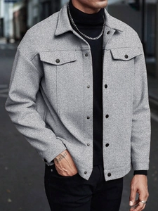Detail der grauen Herren-Wolljacke mit Reverskragen und aufgesetzten Brusttaschen