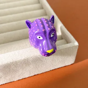 Bijou tête de panthère violette artistique pour un style de mode haut de gamme.