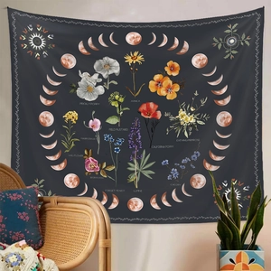 Detail eines böhmischen Wandteppichs mit Blumen und Mondphasen in einem gemütlichen Raum