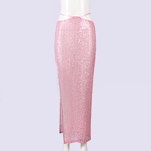 Dettaglio della gonna lunga con paillettes rosa con spacco laterale e lacci in vita