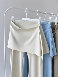 Détail du pantalon de yoga évasé à taille haute avec superposition de jupe en couleurs