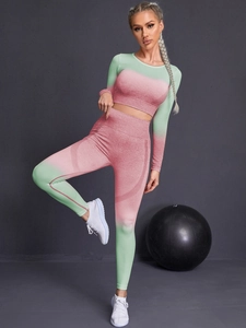 Détail de l'ensemble de yoga sans couture dégradé rose et vert menthe à taille haute
