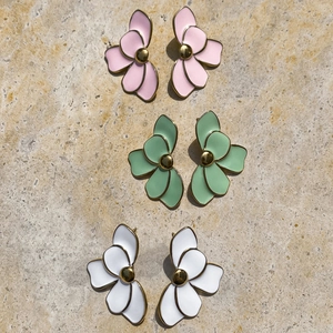 Drei Paar Blumenohrringe aus Emaille in Pink, Grün und Weiß mit goldenem Rand