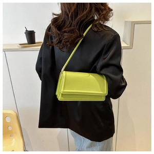 Fluorescerende groene schoudertas met klepsluiting en verstelbare riem voor dames