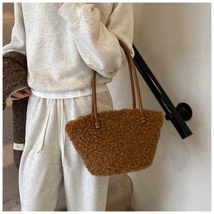 Sac cabas marron en peluche avec texture douce et longues bandoulières en cuir