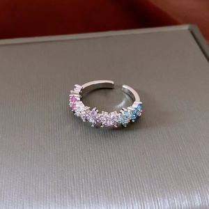 Vista dettagliata di un anello in argento regolabile con fiori di zircone colorati