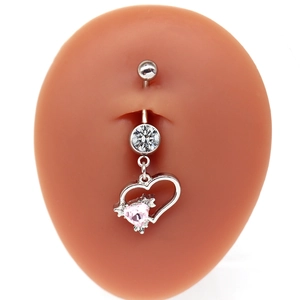 Gros plan détaillé d'un piercing de nombril en argent avec zircon coeur rose sur un mannequin