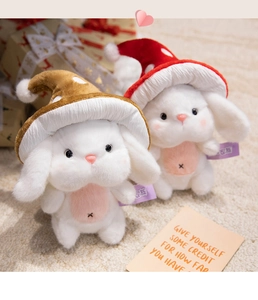 Gros plan de peluches lapin avec chapeaux de champignons sur un tapis crème doux