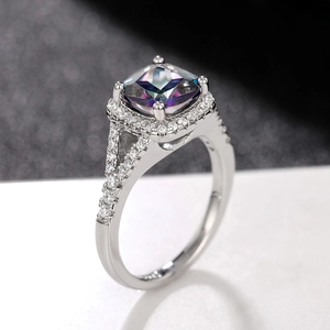 Detail van een vierkante veelkleurige edelsteenring met zijdelings hol design zilver