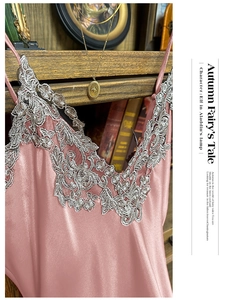 Détail d'une nuisette en satin de soie avec broderie en dentelle gris argenté sur le décolleté