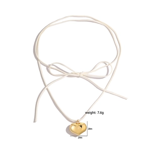 Pendentif cœur doré poli sur cordon en daim blanc, dimensions 28x29mm, poids 7,6g